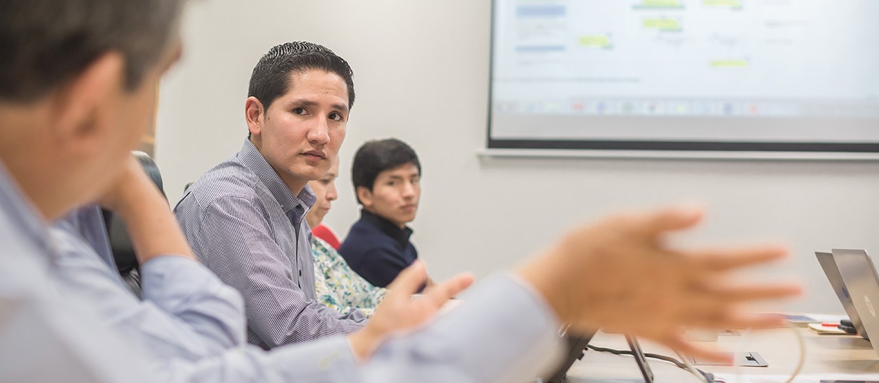 Carlos Flores conversa con trabajadores de Enel Perú