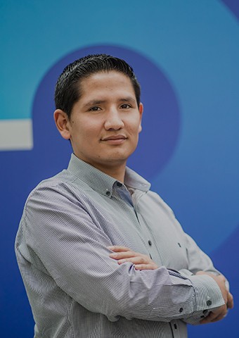 Carlos Flores verifica los certificados de Enel Perú