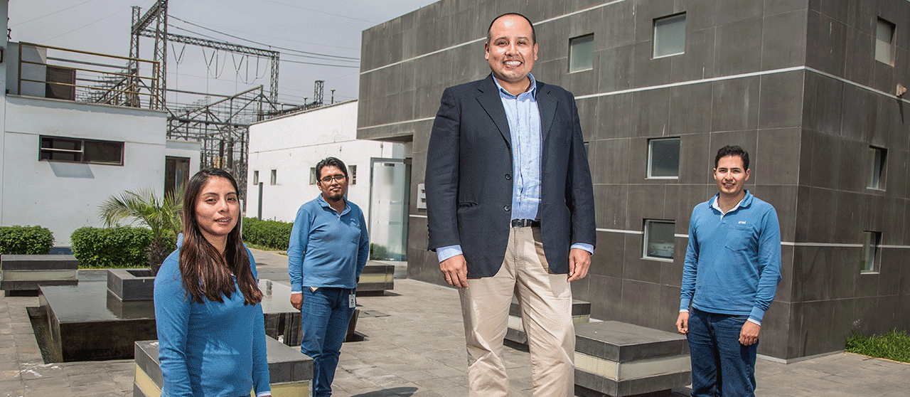 Daniel Huaranca evalúa las centrales junto a otros trabajadores de Enel Perú