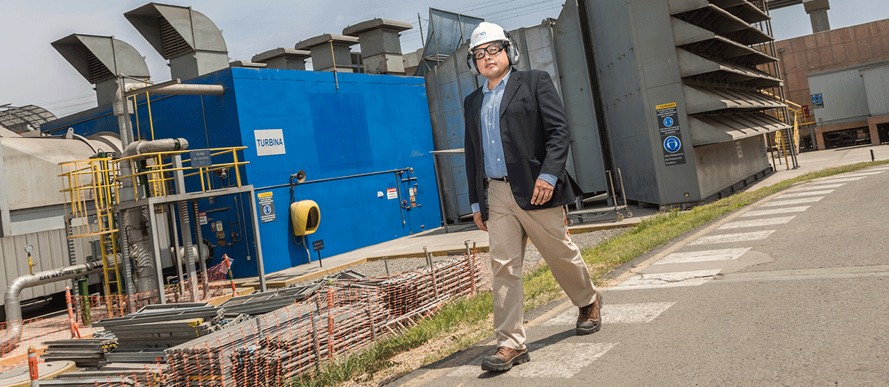 Daniel Huaranca inspecciona una central de energía de Enel Perú