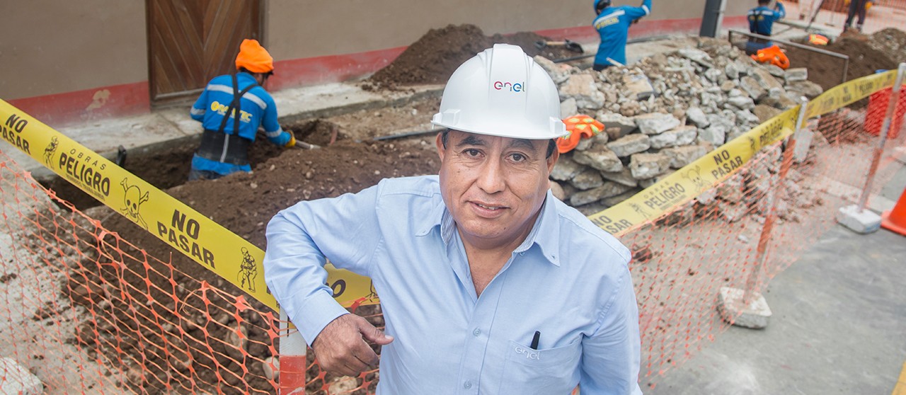 José Quiñones inspecciona una obra de Enel Perú